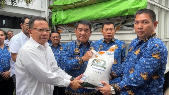 
Foto - Gubernur Sulut Yulius Selvanus SE dan Wakil Gubernur Dr Viktor Mailangkay SH MH ( tengah) dan Kadis Pangan Sulut Dr Franky Tintingon S.STP.M.Si ( kanan) saat penyerahan beras baru baru ini.