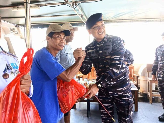 
Guskamla Koarmada II Gelar Aksi Peduli Nelayan di Perairan Lembeh