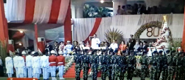 Foto - Gubernur Sulut Yulius Selvanus Inspektur Upacara Penurunan Bendera pada Minggu 17 Agustus 2025 Sore.