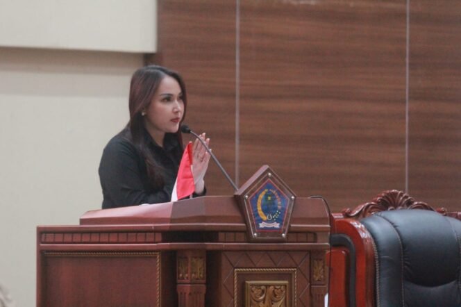 
Bacakan Pemandangan Umum Fraksi, Angelia Wenas : Fraksi Demokrat Konsen Dengan Persoalan Kesejahteraan Rakyat Sulut