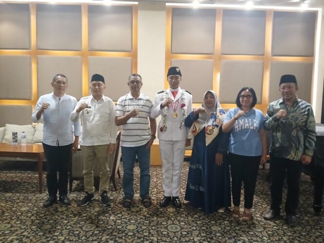 
Foto:Tampak Bupati dan Wabup, foto bersama dengan Firji Beeg dan orang tuanya.