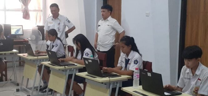 
Foto - Kadis Pendidikan Manado Steven Tumiwa S.Pd.M.Pd ( kiri) dan Kepsek SMP Negeri 1 Manado Riva Rori S.Pd.M.Pd ( Kanan) Saat Memantau Pelaksanaan ANBK di SMP Negeri 1 Manado Rabu (27/8).