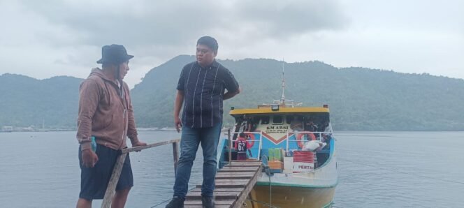 
Wabup Sangihe Tendris Bulahari Monitoring Kapal Taksi Rute Tahuna–Tatoareng, Rela Basah Kuyup Demi Pastikan Layanan Pelayaran Rakyat