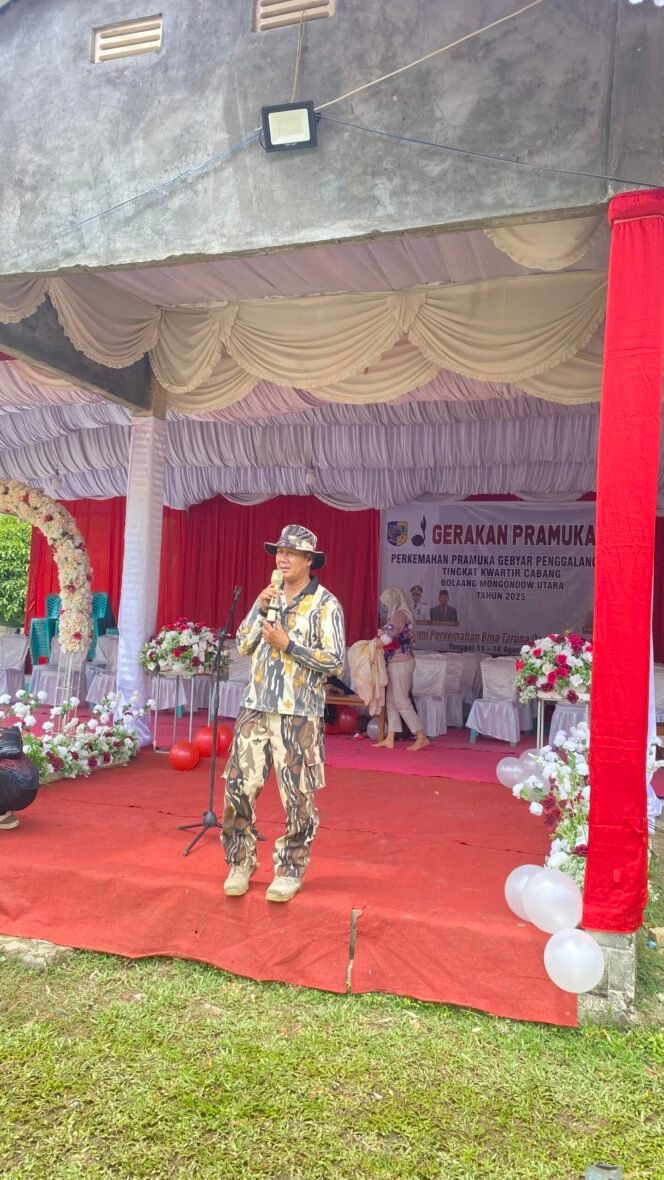 
Foto : Wakil Ketua Kwartir Cabang Bolmong Utara Usman Djarumia sebagai kakak pembina.