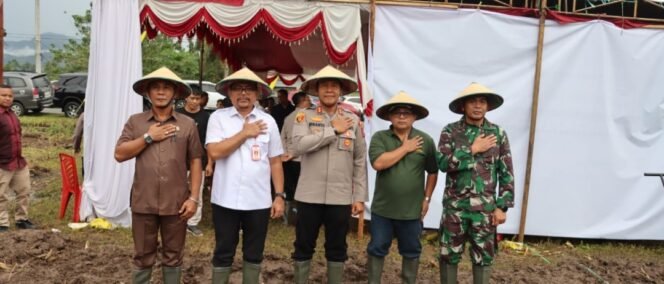 
Forkopimda Kotamobagu Tanam Jagung Dukung Swasembada Pangan Nasional