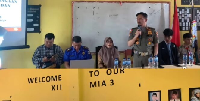 
Bentuk Generasi Tangguh, Satpol PP Kotamobagu Beri Pembinaan di SMU Negeri 3