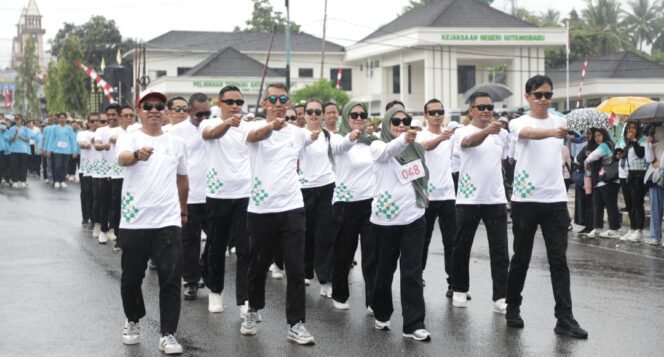 
Guyuran Hujan Tak Menyurutkan Semangat Tim Diskominfo Kotamobagu Tegap Melangkah Meriahkan HUT RI ke-80