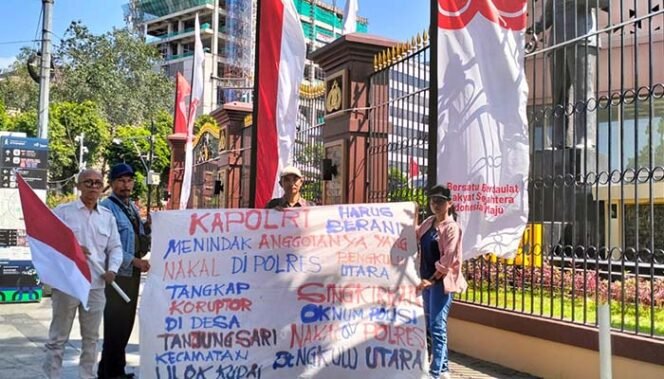 
Perwakilan Warga Tanjung Sari dan LSM Pekat Bengkulu Gelar Aksi dan Berorasi Depan Mabes Polri