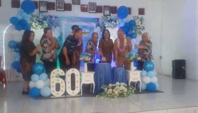 
Foto - Kepsek SMK Negeri 1 Bitung Drs Christo Lewan ( tengah) saat Pemotongan Kue HUT ke- 60 Sekolahnya Selasa (9/9)