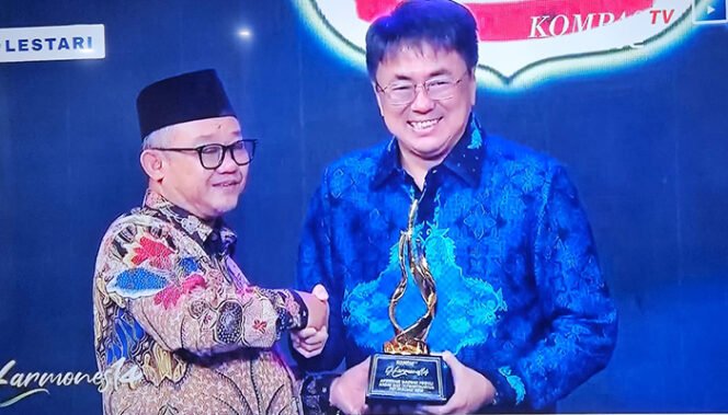 
Walikota Andre Angouw Dapat Penghargaan, 