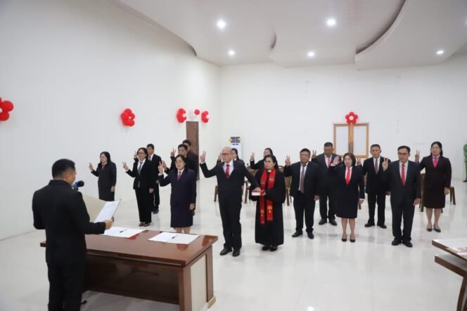 
Tidak Ada Nonjob, Hujan Warnai Rolling JPT Pratama Oleh Bupati Ronald Kandoli