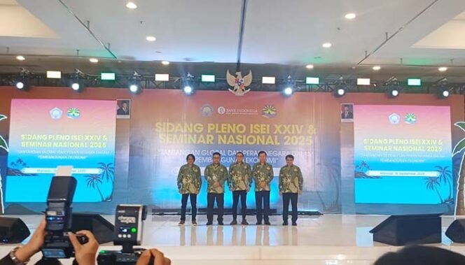 
Foto : Wagub Sulut, Victor Mailangkay (kedua dari kanan) saat menghadiri Sidang Pleno ISEI XXIV dan Seminar Nasional, Kamis, (18/09/2025).