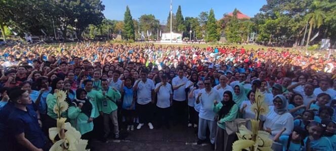 
Foto  - Mendikdasmen Prof Dr Abdul Mu'ti ( Tengah) bersama Gubernur Yulius Selvanus SE ( Mendampingi) Mendikdasmen dsn Ratusan Peserta Senam Anak Indonesia
