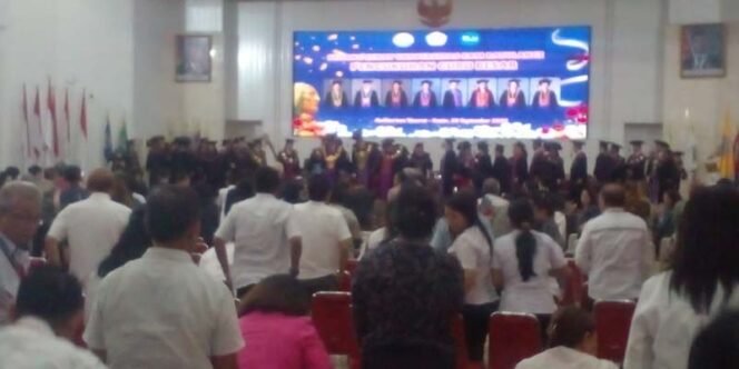 
Foto - Suasana Rektor Unsrat Prof Dr Otovian BA Sompie Kukuhkan 8 Guru Besar di Aula Unsrat Senin (29/9)