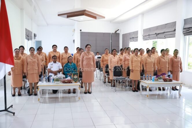 
Bupati Sitaro, Chyntia Ingrid Kalangit bersama Wakil Bupati Heronimus Makainas dan Ketua TP-PKK Lesly Makainas-Sasiwu menghadiri acara Pengukuhan Dharma Wanita Persatuan (DWP) Instansi Pemerintah dan DWP Kabupaten/Kota se-Sulawesi Utara masa bakti 2024–2029 yang dilaksanakan secara virtual dari Media Center Kantor Bupati Sitaro