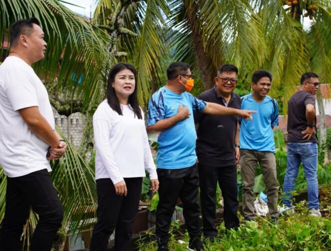 
Bupati Chyntia Ingrid Kalangit bersama Wakil Bupati Heronimus Makainas dan jajaran ASN melaksanakan kerja bakti massal di lokasi kolam, Jumat, 13/6/2025.