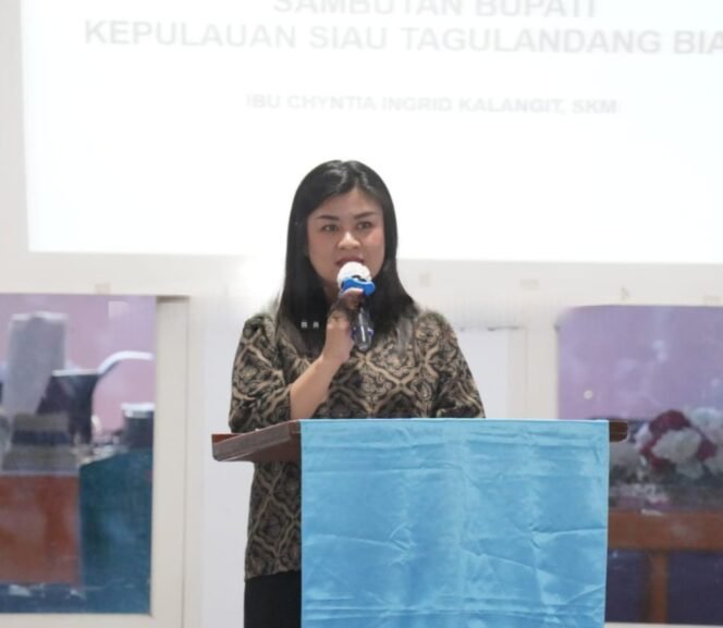 
Bupati sitaro, Chyntia Ingrid Kalangit saat turun langsung ke lapangan untuk melakukan sosialisasi. 