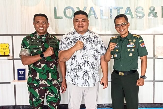 
Tokoh Adat Bitung, Richaed Mamuntu di apit Kolonel Inf Suhartono Sip MM dan  Letkol Czi Hanif Tupen ST MIP