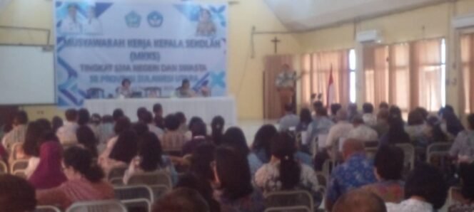 
Foto - Ratusan Kepsek SMA dalam Pelantikan Pengurus MKKS SMA di Aula SMA Eben Haezar Manado Kamis  (18/9) Hadir Kadis Dikda Sulut Dr Femmy Suluh M.Si dan Asisten I Pemda Sulut Dr Denny Mangala M Si