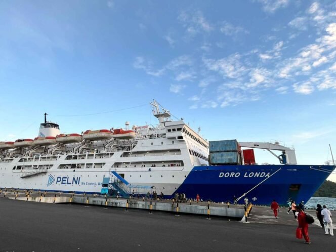 
“Kapal KM Dorolonda sandar di Pelabuhan Bitung melayani penumpang dengan tiket resmi Pelni.”