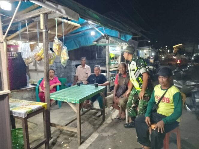 
Jaga Kamtibmas, TNI dan Warga Bitung Barat Dua Gelar Patroli Pos Kamling