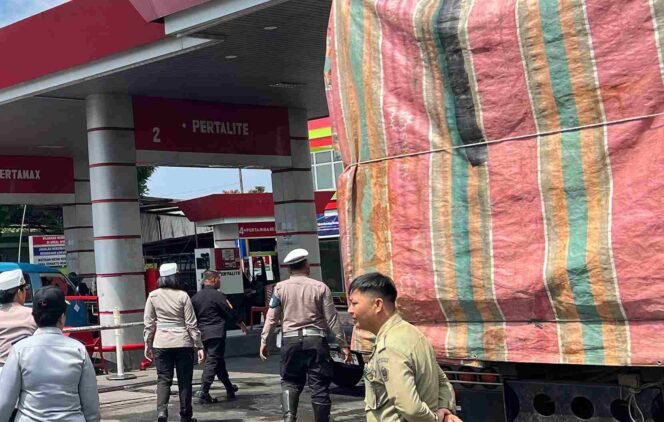 
Parkir Liar Kendaraan Besar depan SPBU Ditertibkan