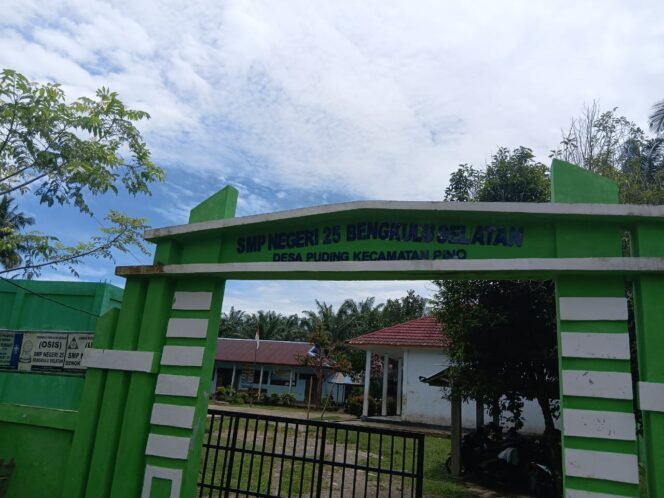 
Perlu Di Audit! Oknum Guru SMPN 25 Bengkulu Selatan Menjadi Komite Di Sekolah