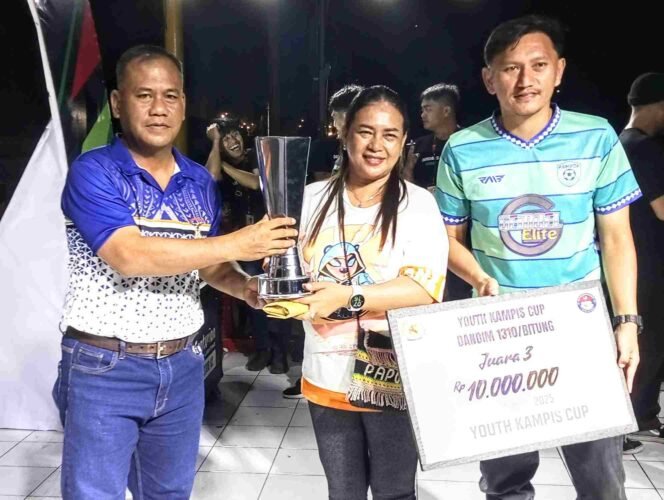 
Pasiops Yonmarhanlan VIII Bitung, Lettu Marinir Sunaryo, mewakili  Danyon Marhanlan VIII Bitung, Letkol Marinir Helmi Hamsyir, M.Tr.Opsla., saat penyerahan hadiah. 