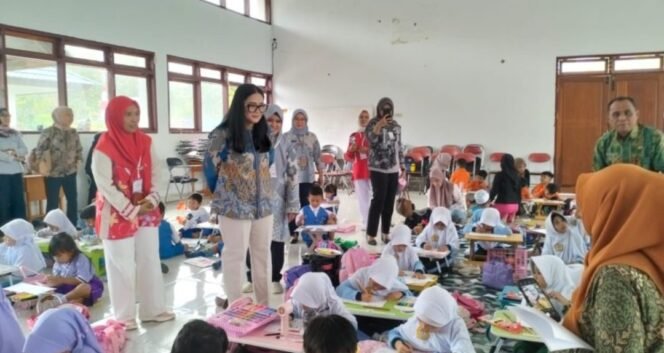 
Bunda PAUD Kotamobagu Saksikan Lomba Mewarnai Latih Kreativitas Anak