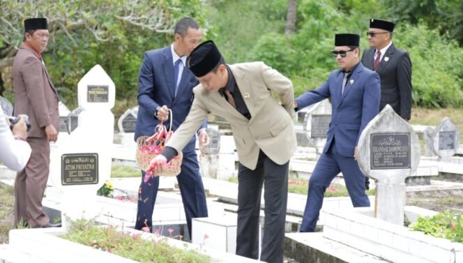 
Wali Kota Kotamobagu Ziarah ke TMP Mongkonai Barat jelang HUT RI