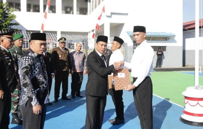 
Wali Kota Kotamobagu Serahkan Remisi Narapidana di Rutan Kelas II B