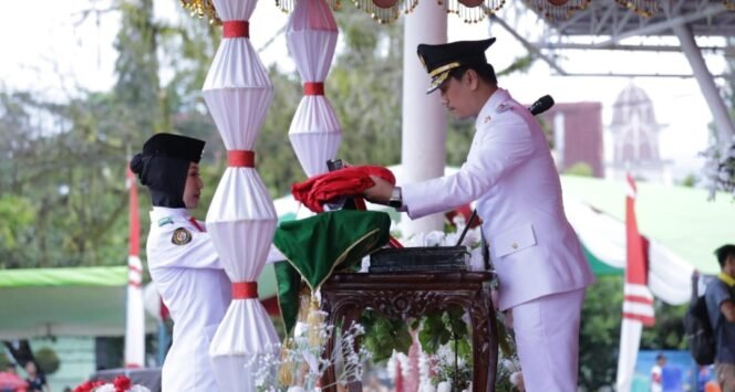 
Wakil Wali Kota Kotamobagu Rendy Pimpin Upacara Penurunan Bendera HUT ke-80 RI di Kotamobagu