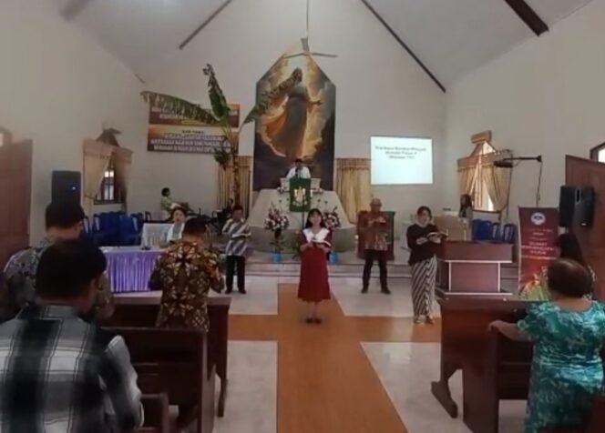 
Pdt. Stevy Rompas, S.Th saat memimpin ibadah pengucapan syukur dan tim Baca Mazmur Wilayah Manado Timur 5, saat tampil mengisi acara.(MGT)