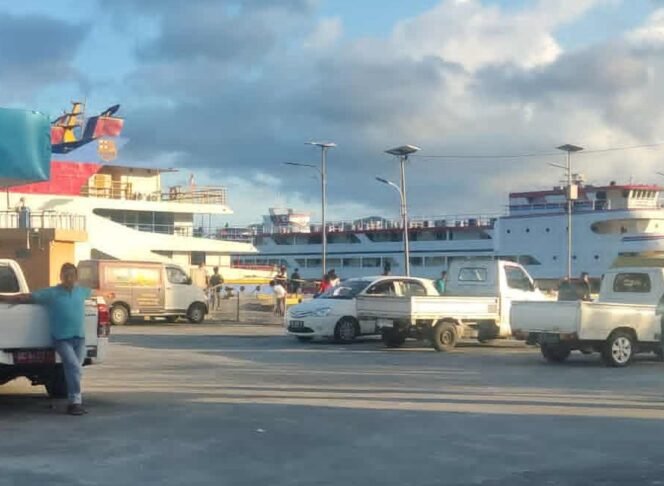 
armada kapal yang sandar di pelabuhan ulu siau