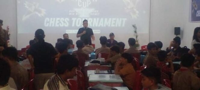 
Foto - Kepsek SMA Negeri 9 Manado Hendra Masie S.Pd.MM Saat Membuka Kejuaraan Catur Pelajar Jumat (3/10) disekolahnya.