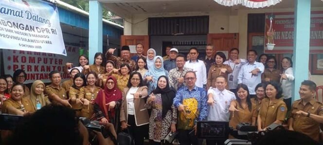 
Foto - Rombongan Komisi X DPR- RI Saat Kunjungi SMK Negeri 9 dan SMA Negeri 6 di Kelurahan Taas Manado Senin (6/10)