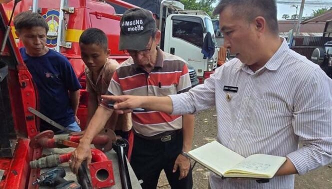 
Foto:Tampak Wabup Argo Vinsesius Sumaiku, saat meninjau unit Damkar milik Pemda Boltim.