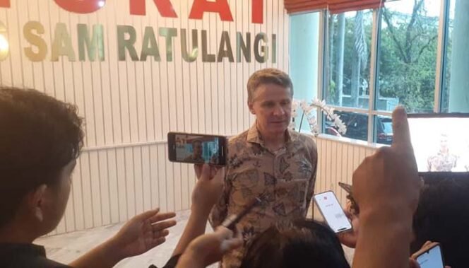 
Foto - Dubes Australia Untuk Indonesia Rod Brazier Saat Diwancara di Unsrat Manado