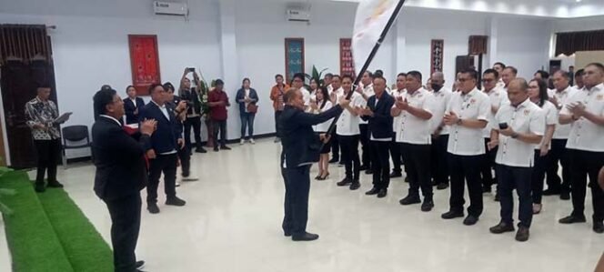 
Waleleng Lantik Pengurus KONI Minahasa