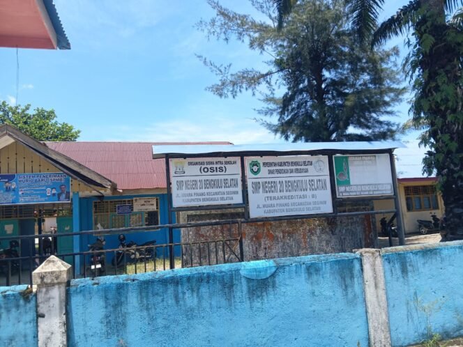 
Kepala SMPN 20 Bengkulu Selatan Akui Pengadaan Buku LKS Dilakukan Tahun 2024 Yang Dibayar Anak Murid Hingga 160 Ribu Rupiah