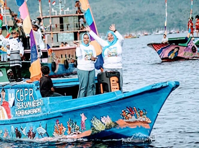 
Ledakan Bom dan  Flare Gun  Sailing Pass FPSL 2025 Simbol Panjang Tradisi Bahari 