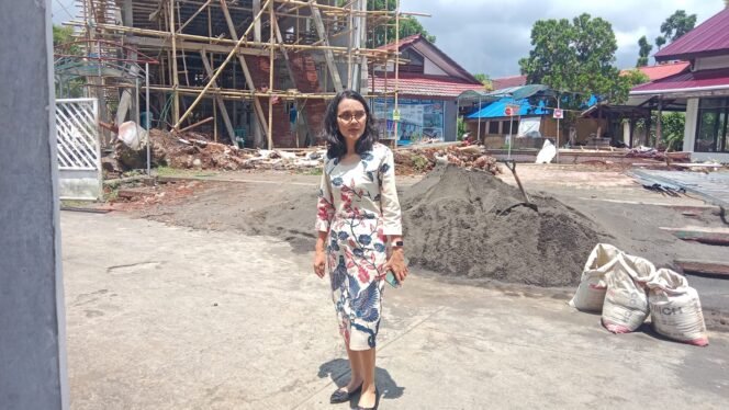 
Foto -'Kepsek SMK Negeri 3 Tondano Imelda Moonik S.Pd Saat Memsntau Proyek Revit disekolahnya Kamis (16/10)