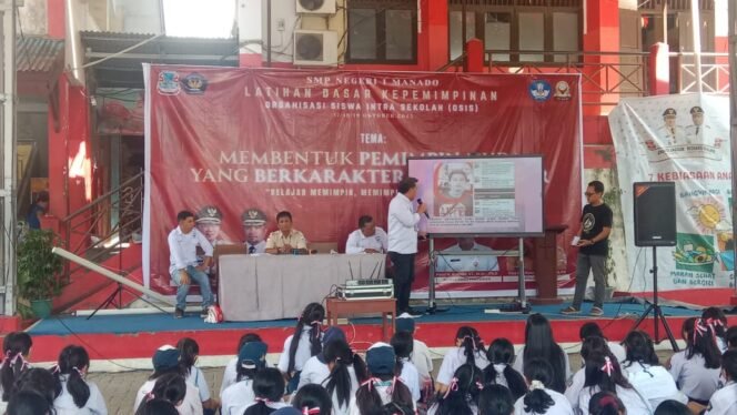
Foto - Pengurus Jurnalis Sumikolah Sulut Saat Berikan Materi di LDK OSIS di SMP Negeri I Manado Sabtu (17/10)
