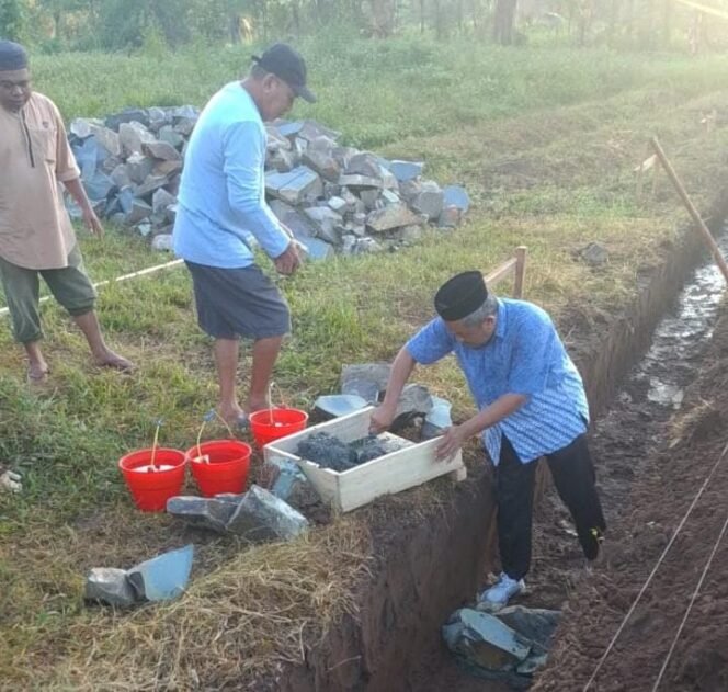 
Foto - Kepsek SMK Negeri 1 Kaidipang Kabupaten Bolmur Moh Ansar Nusa S.Pd ( kanan) saat Pelatakan Batu Pertama Proyek Revit Kamis (16/10)