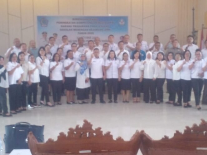 
Foto - Kabid SMK Dikda Sulut Vecky Pangkerego S.Pd.M.Pd ( Tengah) Berama Puluhan Kepsek SMK Saat Bintek Diaula Dikda Sulut Rabu (22/10)