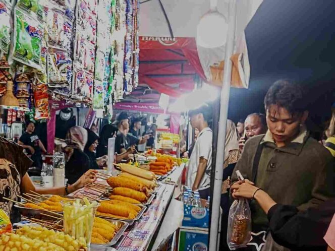 
Pengunjung Membludak di Area UMKM FPSL 2025