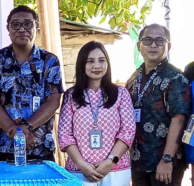 
Hana S Wurangian, Manager Kredit Komersial BSG Bitung dalam kegiatan Focus Group Discussion (FGD) yang digelar STISIP Merdeka Manado bersama masyarakat pesisir Kelurahan Wangurer, Kecamatan Girian, Kota Bitung, Kamis (16/10/2025).