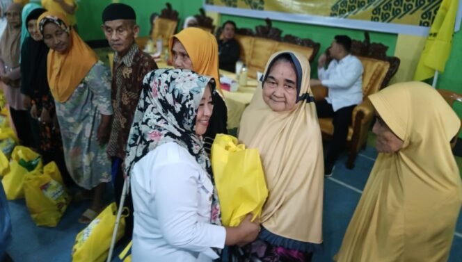 
Sangadi Nelly Mokoginta Serahkan Sembako Kepada Warga Kurang Mampu