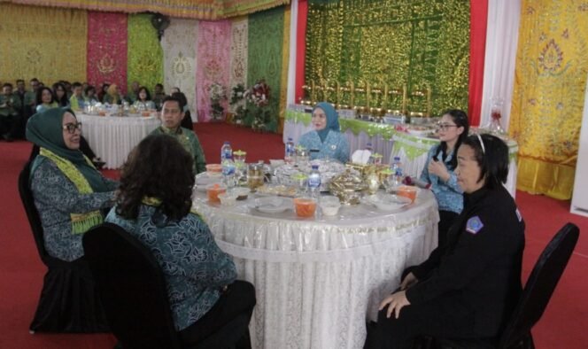 
Ketua TP-PKK dan Wali Kota Kotamobagu Sambut Tim Penilai Lomba PKK Sulut 2025