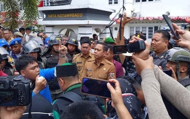 
Wali Kota dan Wawali Kotamobagu Temui Ratusan Massa Aksi Demo
